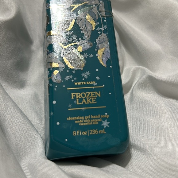 ‼️SOLD‼️New!White Barn Frozen Lake Cleansing Gel Hand Soap by Bath & Body Works - Picture 2 of 5